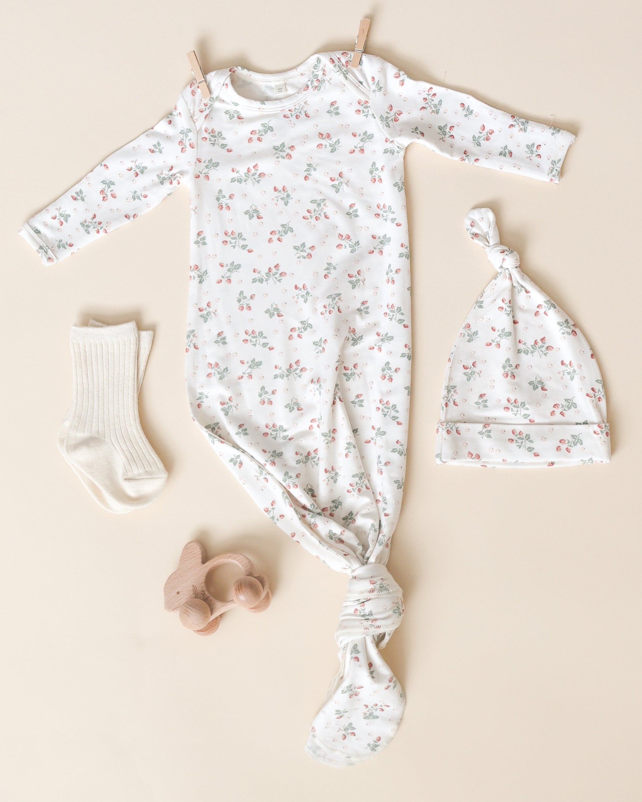 Knotted Baby Gown + Hat Set || Strawberries