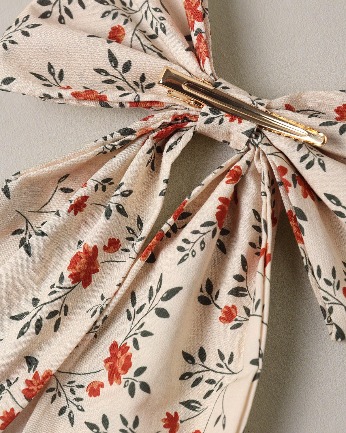 Everly Bow Holly Vines