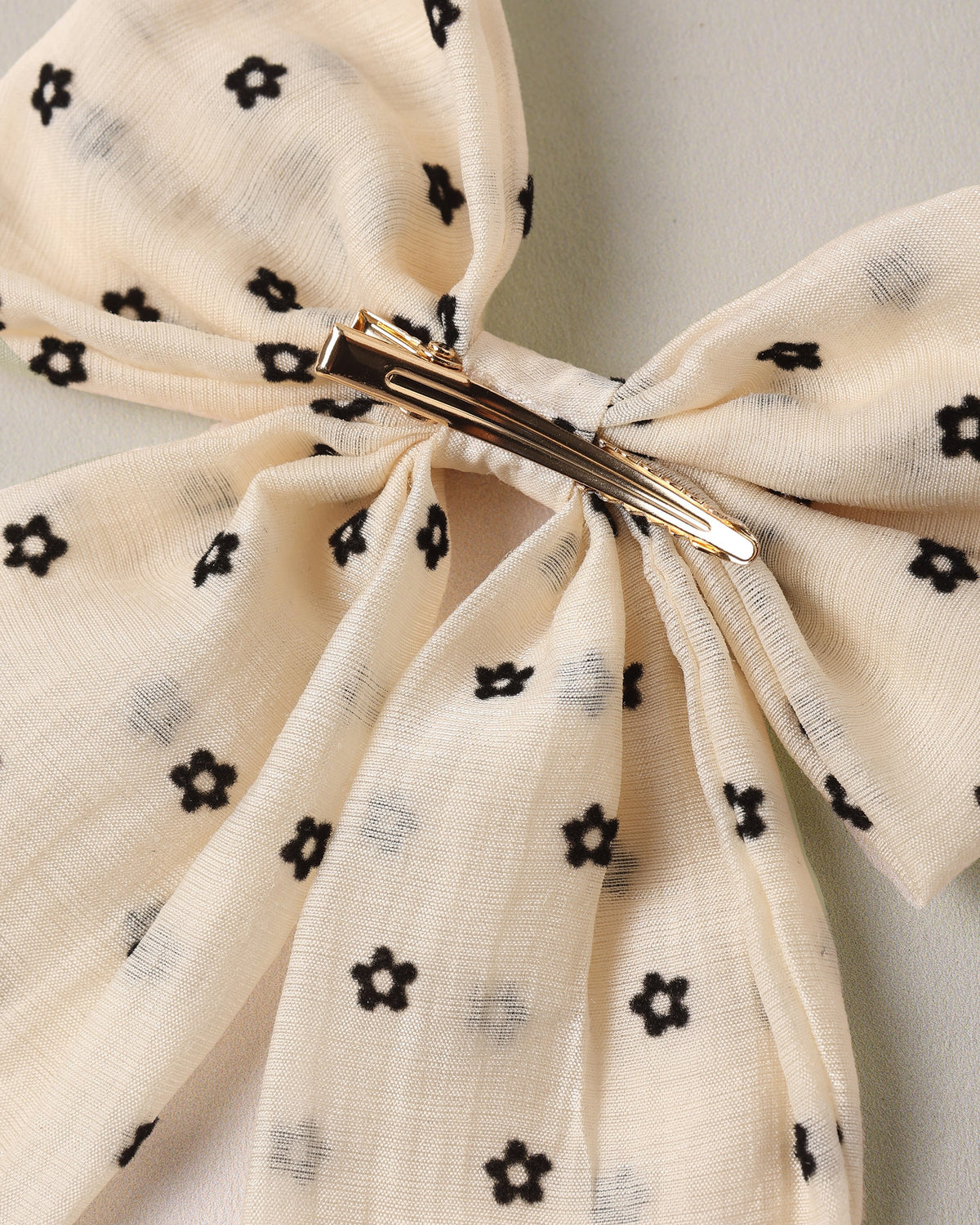 Everly Bow Black Daisy
