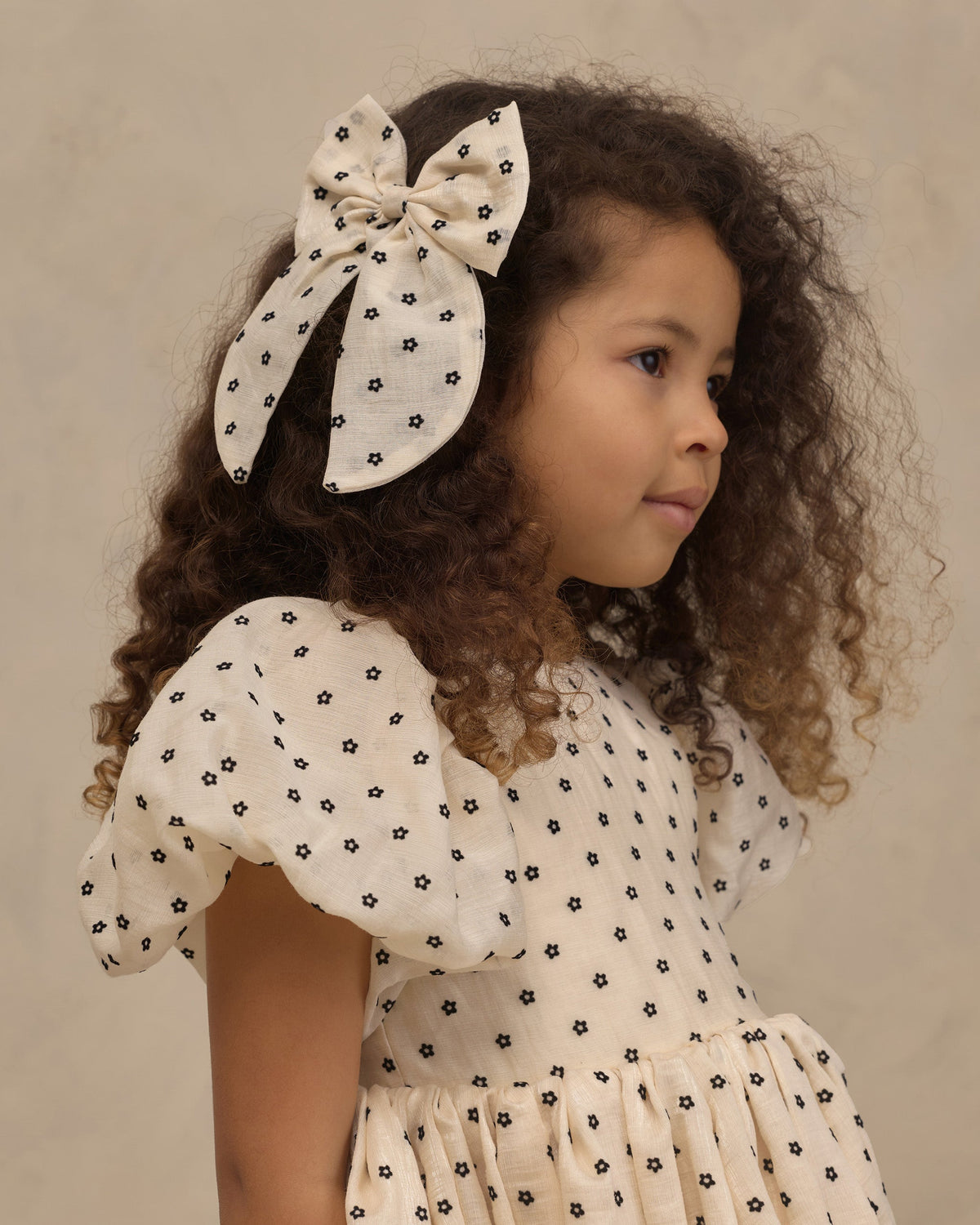 Everly Bow Black Daisy